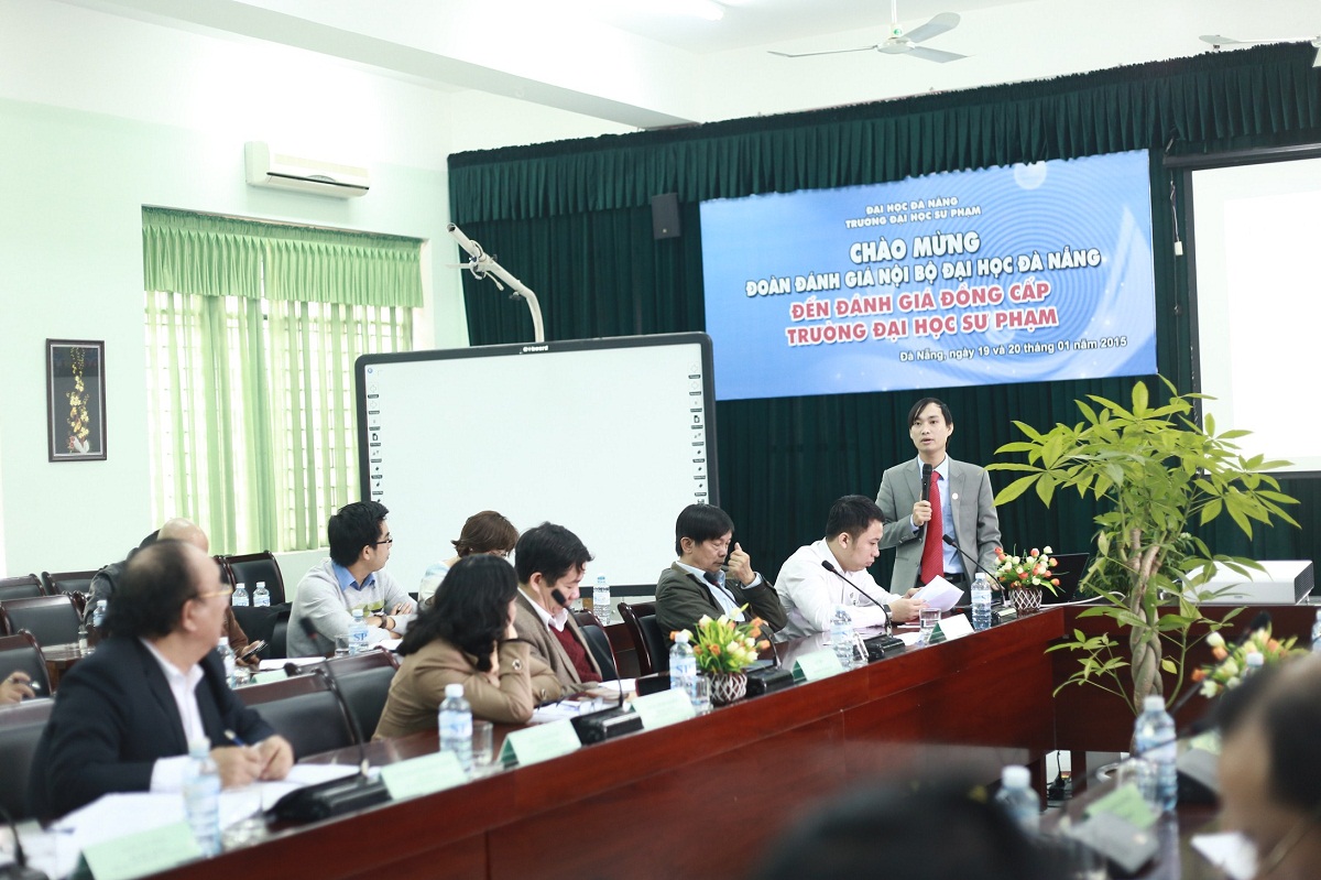 ThS. Trịnh Thế Anh - Trưởng phòng KT&ĐBCLGD Trường ĐHSP báo cáo về hệ thống ĐBCL và công tác tự đánh giá của nhà trường