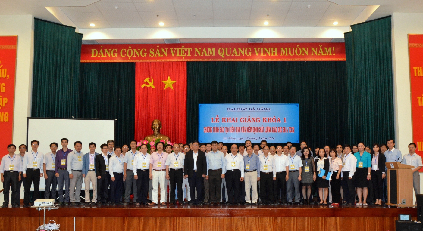 Các học viên chụp ảnh lưu niệm cùng BTC lớp học, lãnh đạo Đại học Đà Nẵng, lãnh đạo Bộ